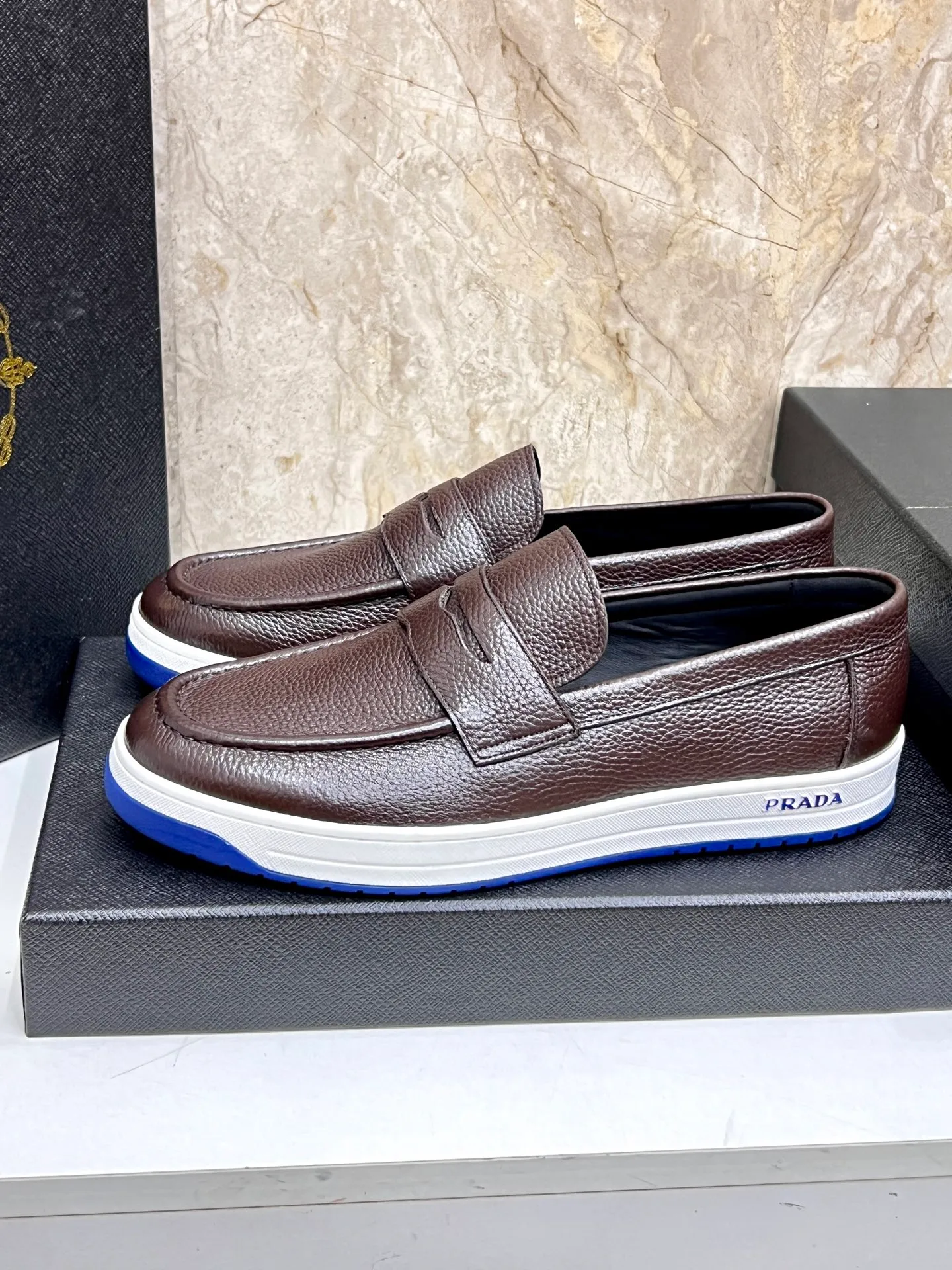 💰620 Prada classic men’s lace-up casual shoes｜Imported cowhide upper｜Layered stitching design on the upper Lightweight and breathable｜Soft and comfortable｜PRADA letters on the side｜Distinctive sporty style Showing the brand style｜Lightweight embossed rubber sole｜With cowhide foot pad lining｜Excellent foot feel Fashionable and elegant｜Size: 38-44 (customized at 45)